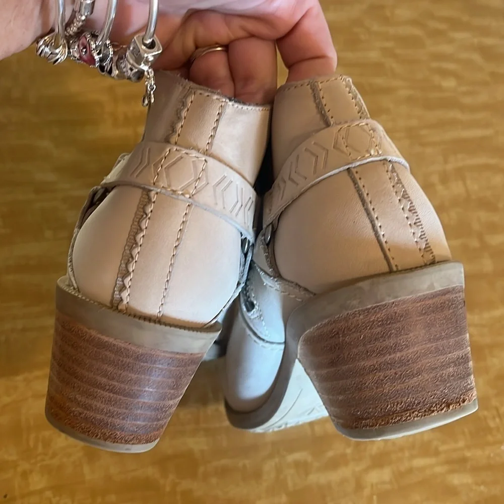 Teva cream leather Foxy booties size 6.5 low heel / preowned